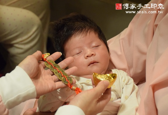 邱寶寶(新北板橋區到府嬰兒寶寶滿月剃頭理髮、免費到府嬰兒剃胎毛儀式吉祥話)。到府剃頭剃胎毛主持、專業拍照、DVD光碟、證書。★購買「臍帶章、肚臍章、胎毛筆刷印章」贈送：剃頭、收涎、抓周，三選一。2015.10.26 照片10